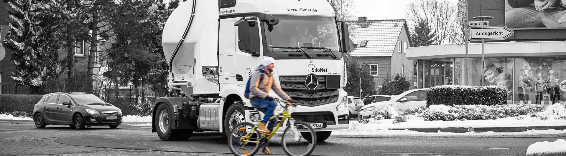 Mercedes-Benz LKW sind optional erhältlich mit dem Abbiege-Assistenten - dieser schützt Fahrradfahrer und Fußgänger vor Kollisionen und hilft Unfälle zu vermeiden