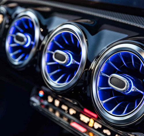 Das Interieur der neuen Mercedes-Benz A-Klasse 2018 überzeugt mit modernen Gimmicks wie den Lüftungsdüsen in Turbinenoptik mit Beleuchtung