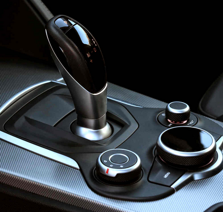 Das Achtgang-Automatikgetriebe im Alfa Romeo Stelvio mit ALFA DNA Drive Select Modi - jetzt testen im Autohaus RKG Markenwelt Bonn-Beuel (Pützchen)