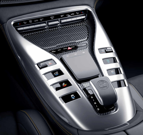 Die Bedienelemente in V8-Anordnung sind eines der Highlights im Interieur des Mercedes-AMG GT 4-Türers